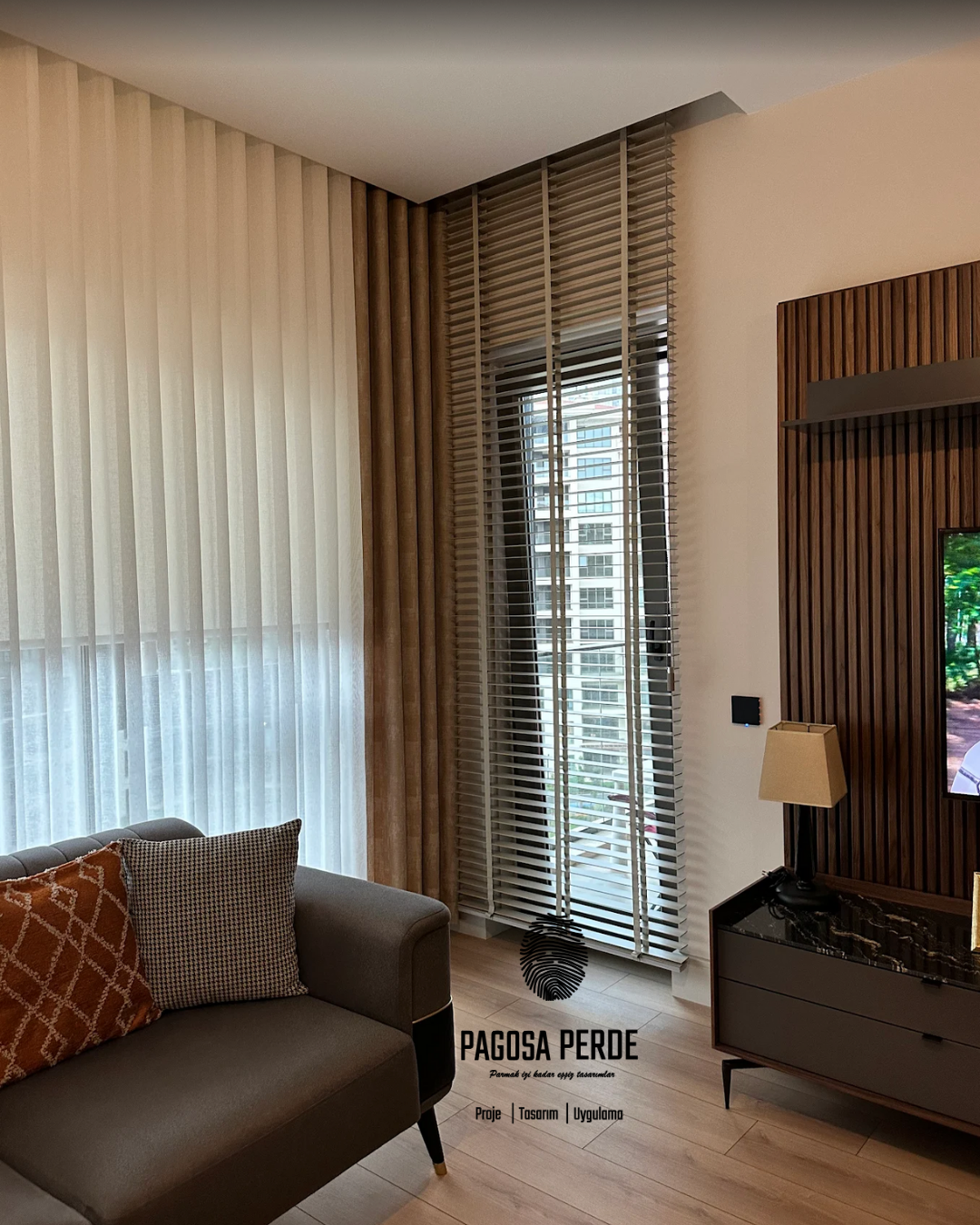 Salonda jaluzi tül ve fon kombinasyonu için bir örnekleme